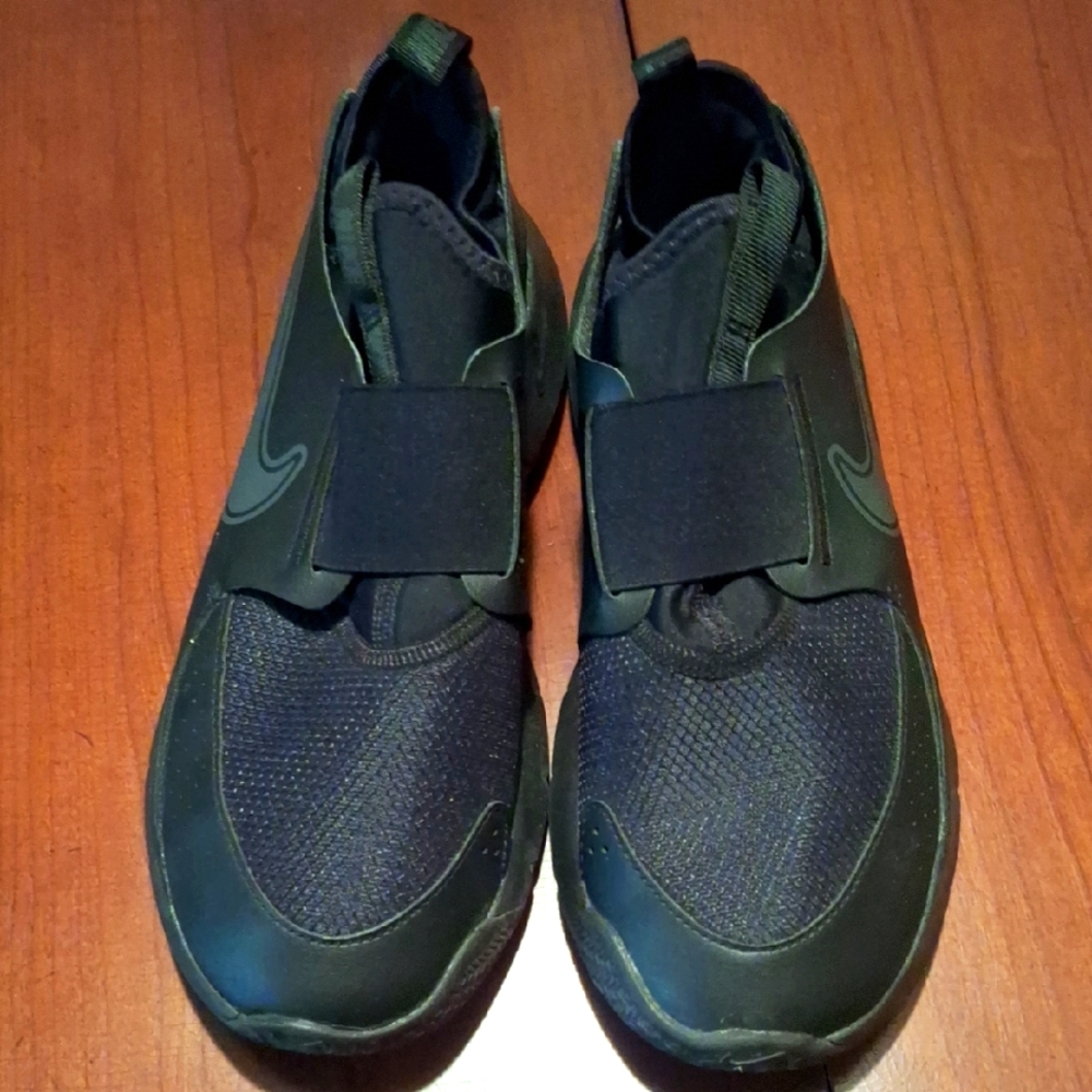 NIKE boys Black Slip-On Athletic Shoes